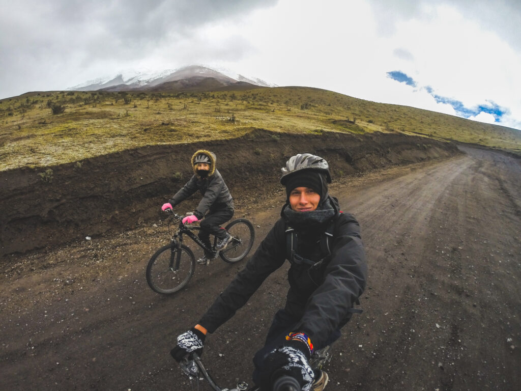 Estrada descida de bicicleta vulcão cotopaxi