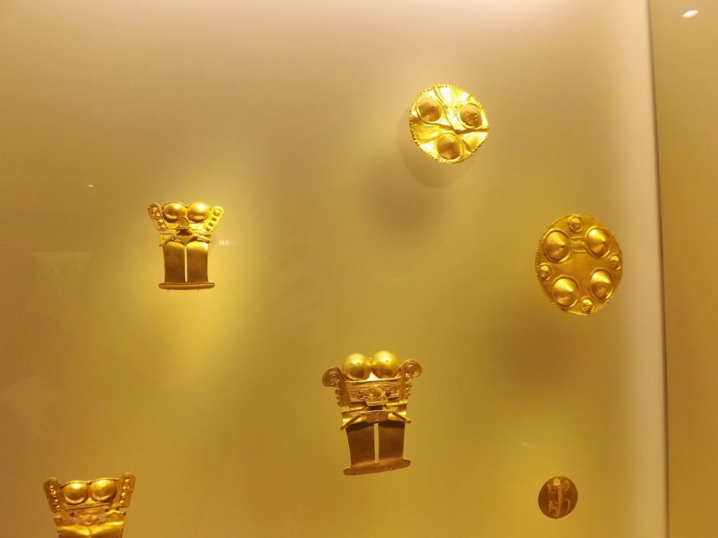 Foto de pecas no Museu de Oro de Bogotá, Colombia
