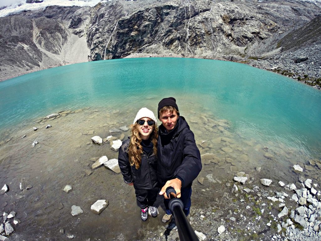 Foto de casal na Laguna 69 em Huaraz, Peru