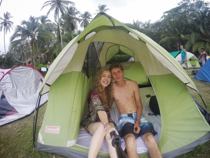 casal na barra de camping no parque tayrona, colombia