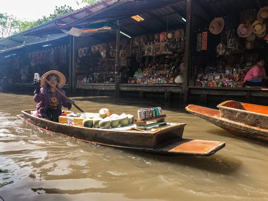 Mercado Flutuante na Tailândia