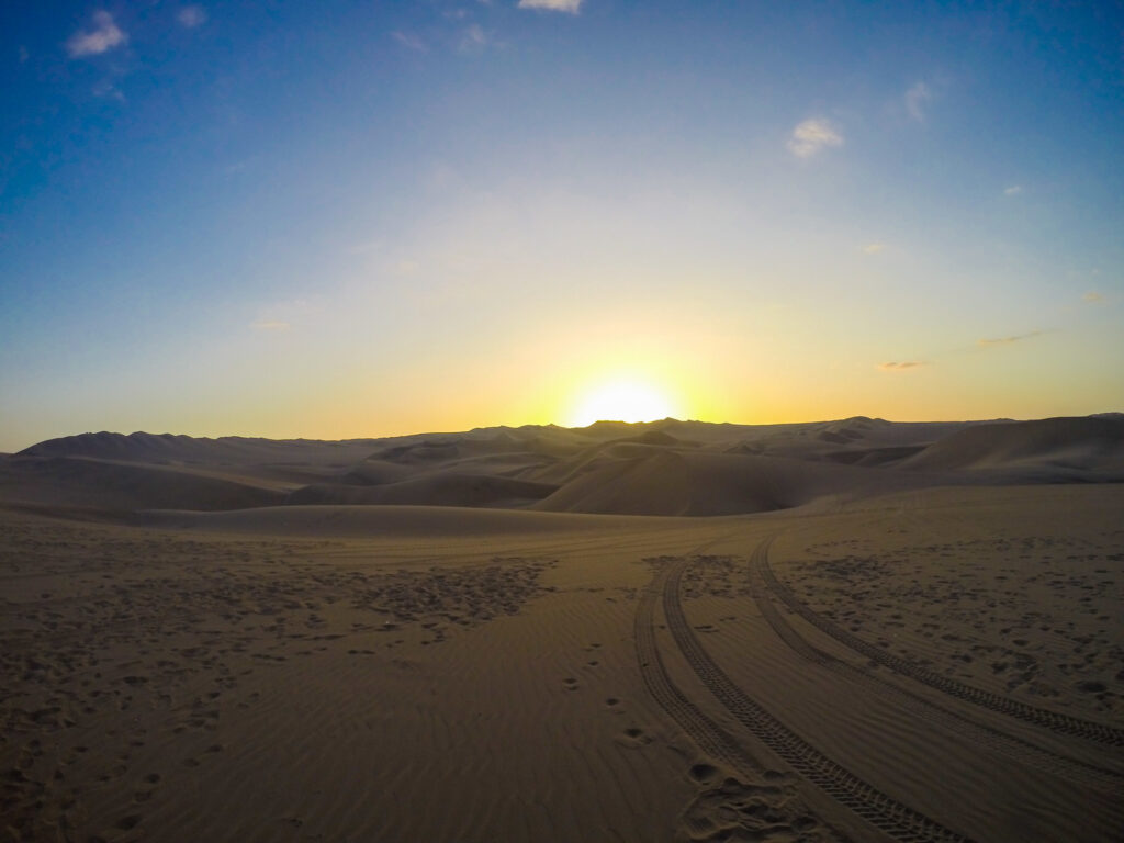 por do sol nas dunas de huacachina