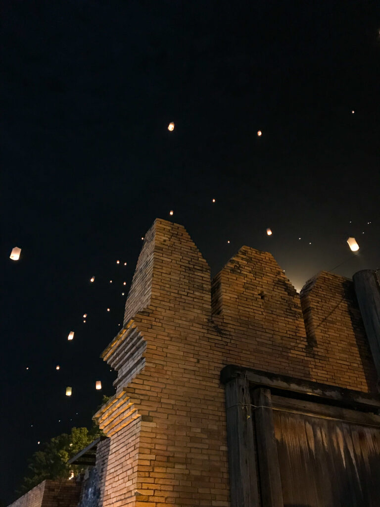 Balões em noite de ano novo em Chiang Mai