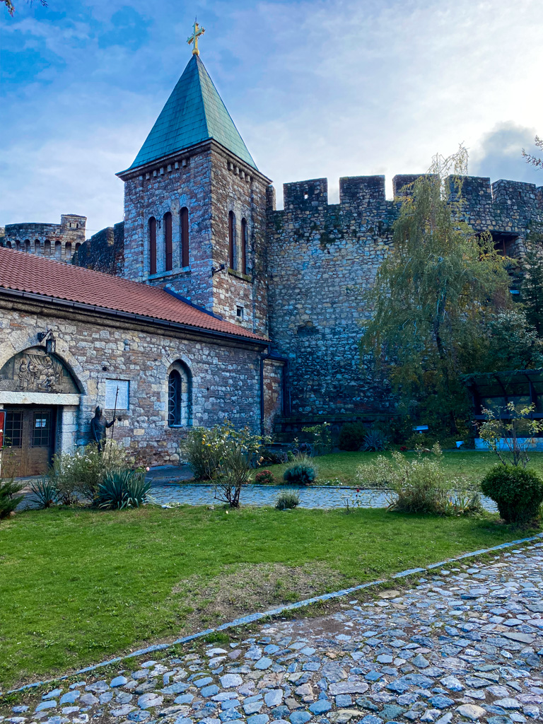 Imagem da lateral da Igreja Ruzica em Belgrado na Servia
