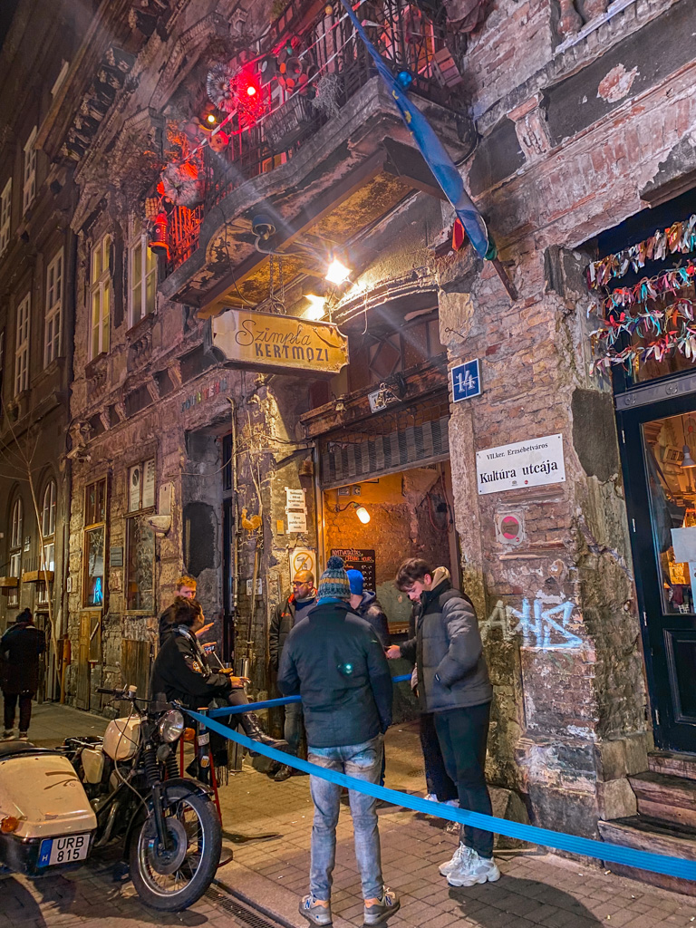 Famosos no bairro Erzsébetváros, ficam os bares em ruinas de Budapeste