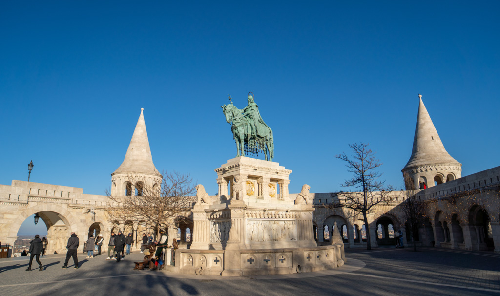na praça em frente ao Bastião dos Pescadores, você pode ver uma estatua de Santo Estêvão, que foi o primeiro rei da Hungria, governando de 1000 a 1038.