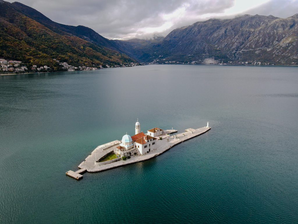 Vista aérea da Ilha de Nossa Senhora das Rochas em Perast - Montenegro
