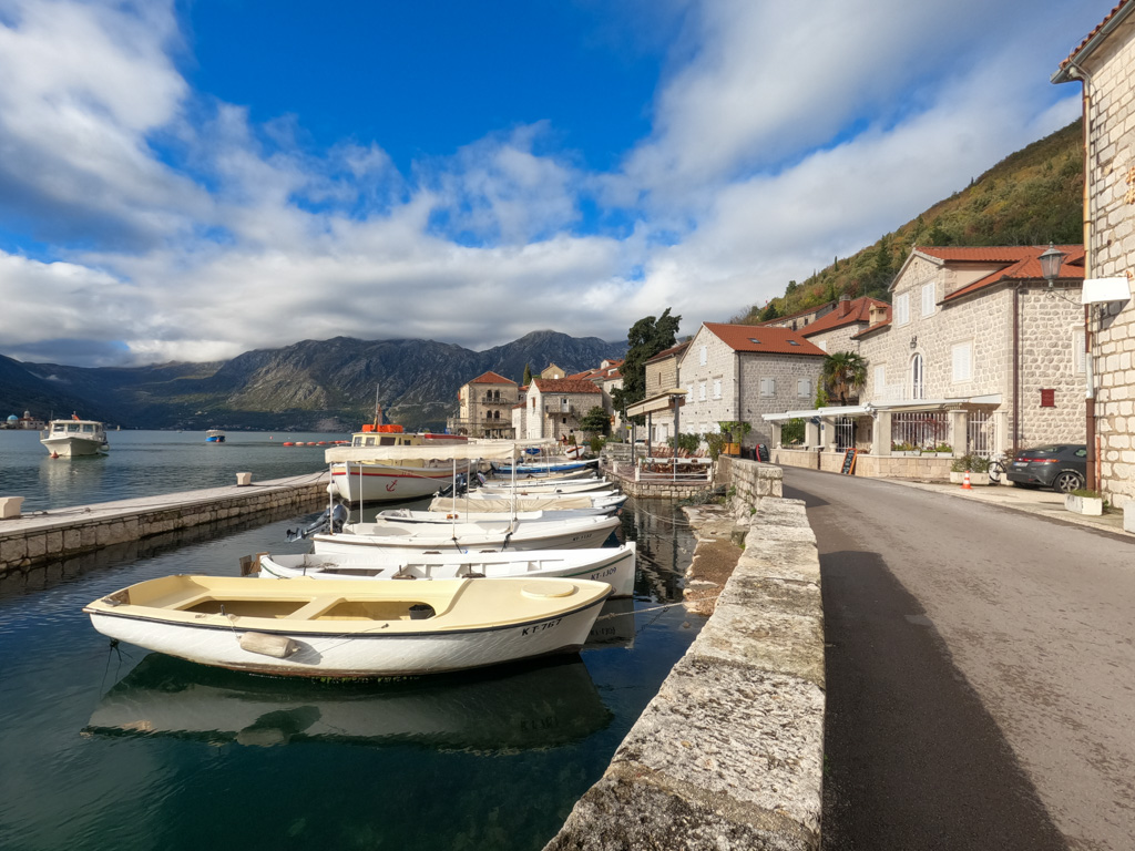 Barcos na Orla de Perast em Montenegro
