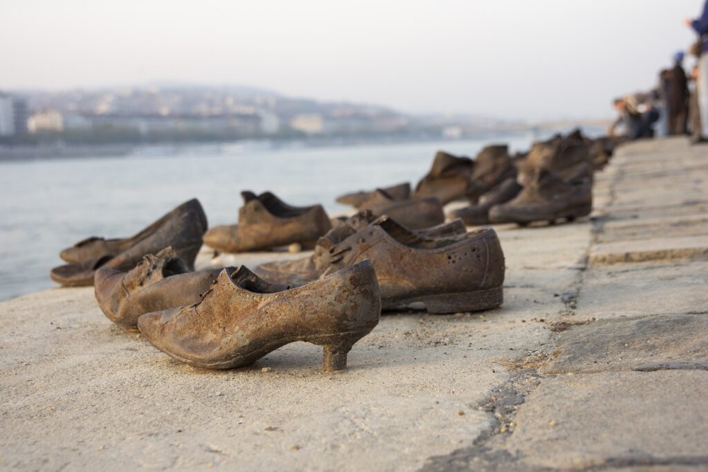 Sapatos na beira do Rio Danubio em Budapeste