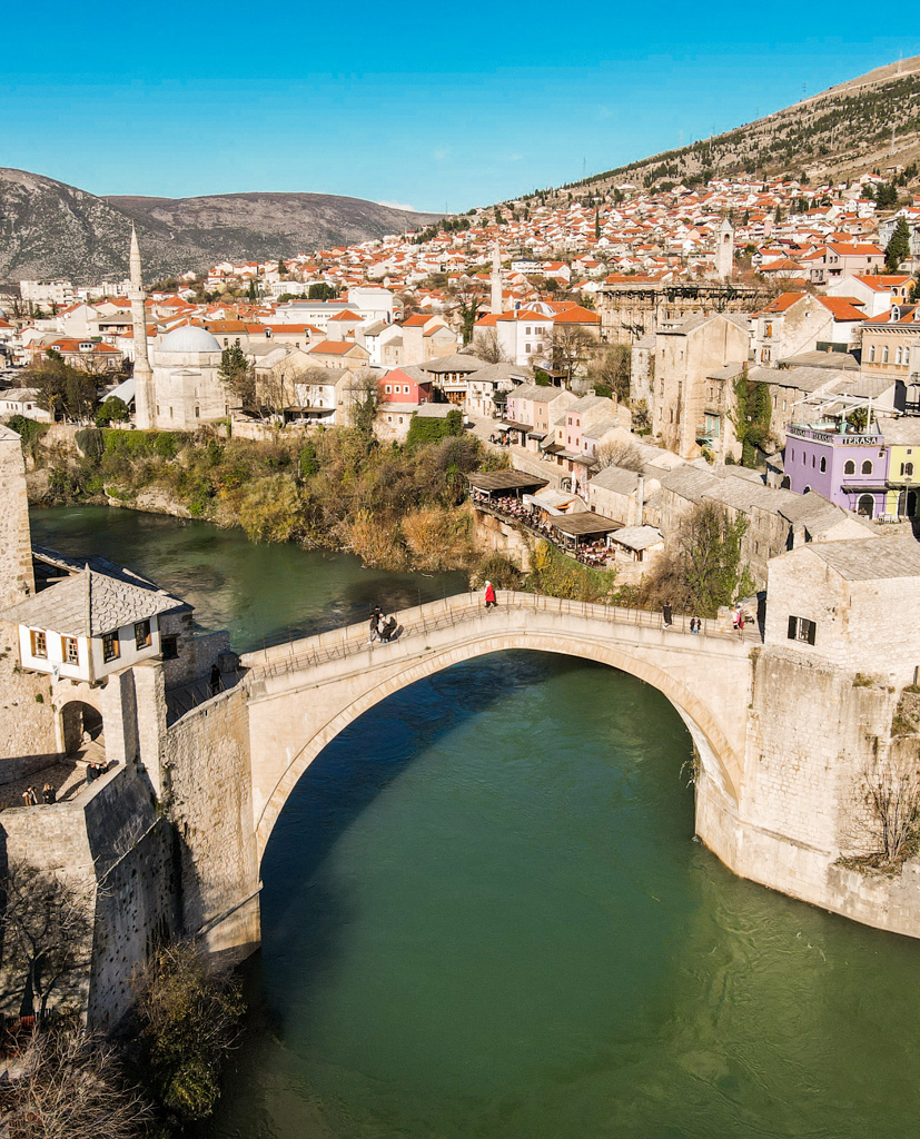 Vista do alto da Ponte Velha de Mostar na Bósnia e Herzegovina