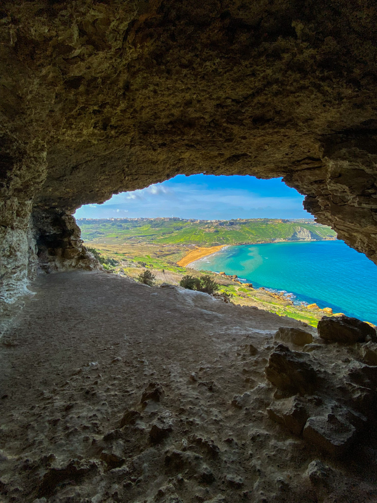 Caverna situada perto de Ramla Bay, podendo ser acessada de carro ou por trilha