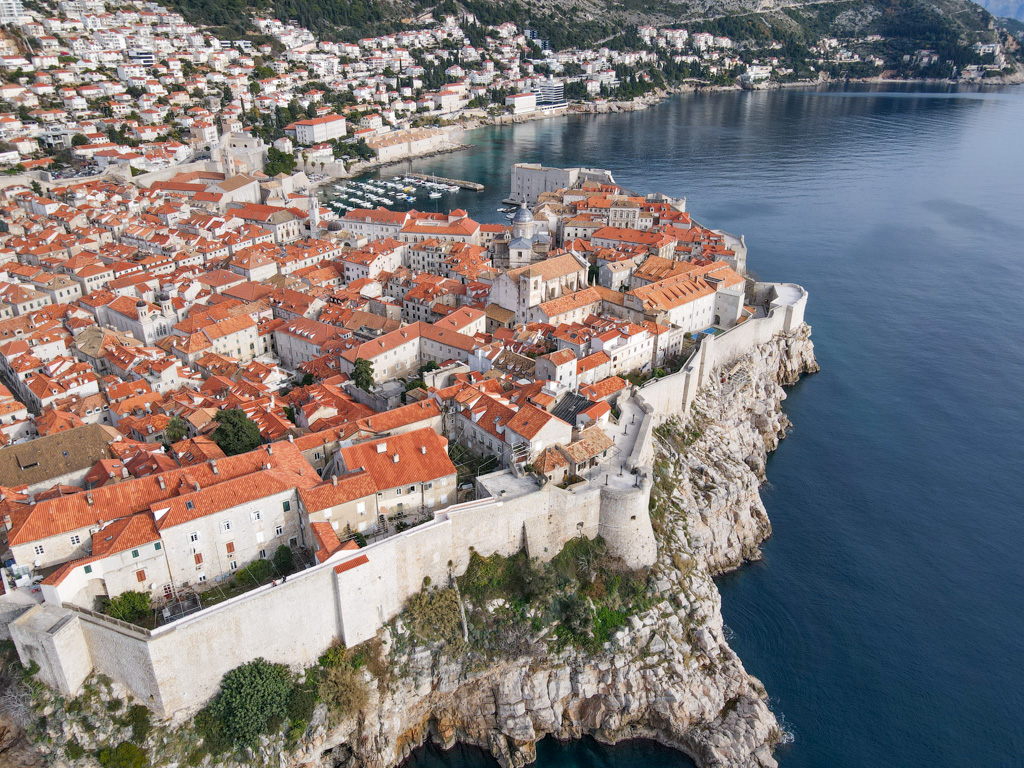 Foto Mulher viajante viajar para a cidade velha de Split na