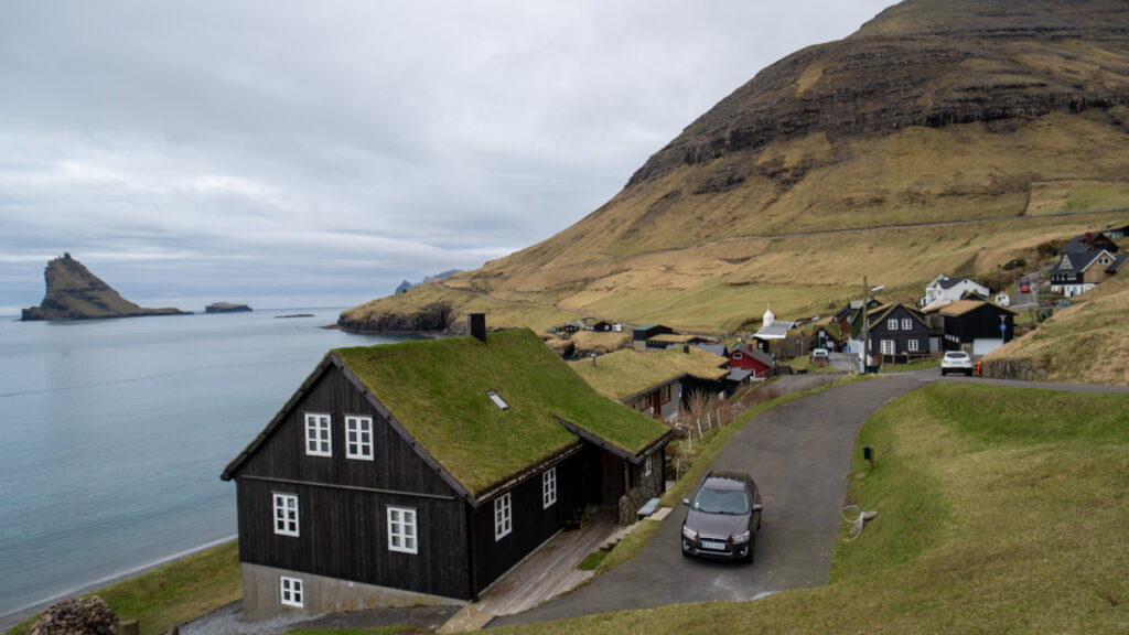 Vista do vilarejo de Bour nas Ilhas Faroe