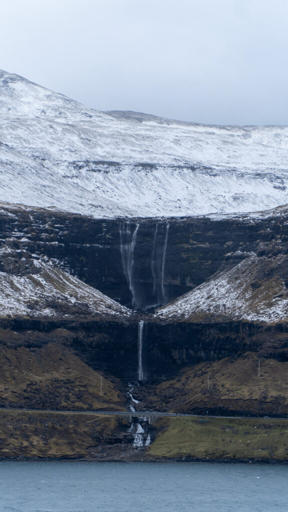 Vista da Cachoeira Fossá nas Ilhas Faroe