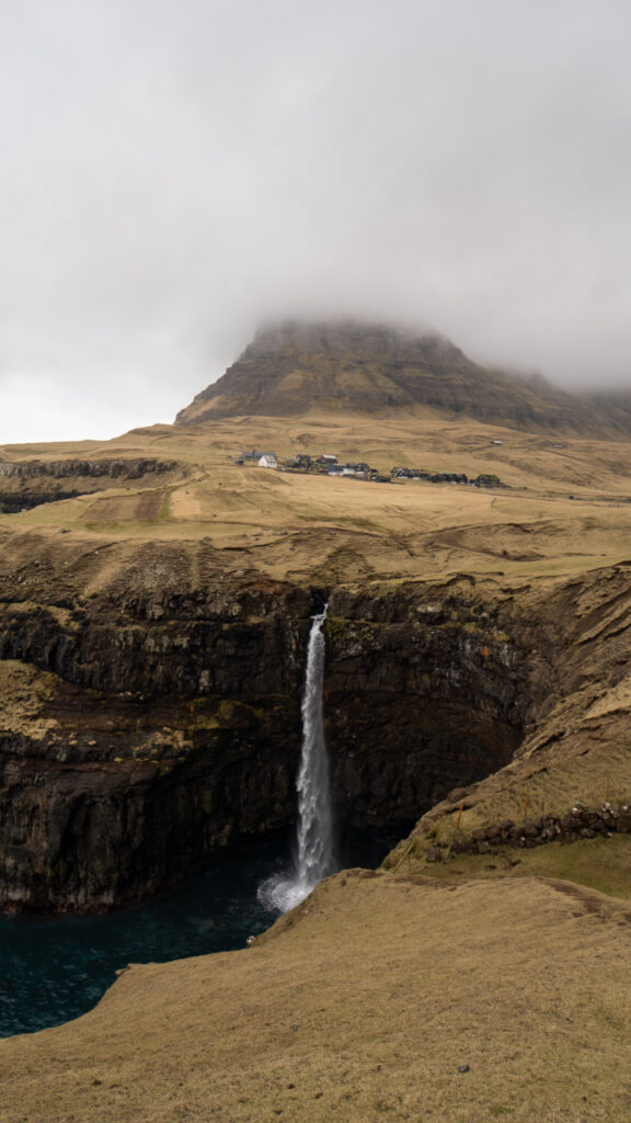 Vista da Cachoeira Mulafossur em Gasadalur nas Ilhas Faroe