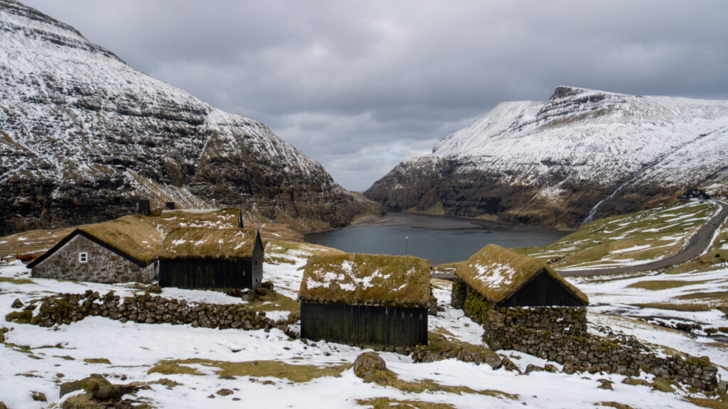 Vista da vila de Saksun nas Ilhas Faroe