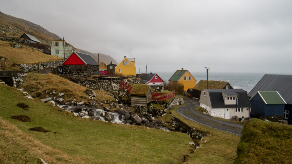 Vila de Skarvanes na ilha de Sandoy nas Ilhas Faroe