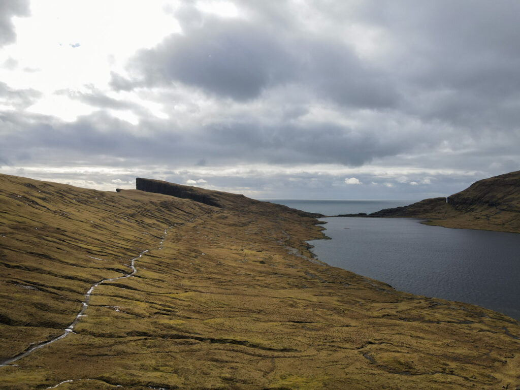 Vista aerea de Sorvagsvatn nas Ilhas Faroe
