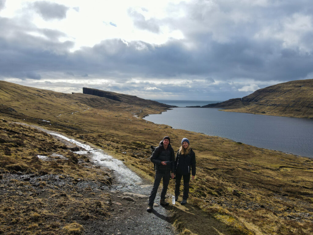 Casal na Trilha Sorvagsvatn nas Ilhas Faroe