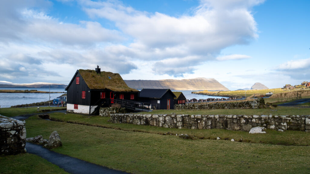 Vista de Kirkjubour nas Ilhas Faroe