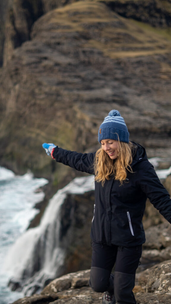 Foto de uma mulher em Bosdalafossur nas Ilhas Faroe