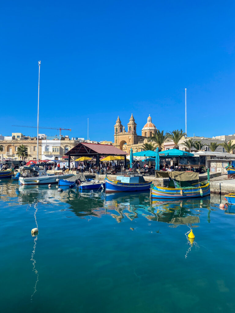 Vista do Mercado de Marsaxlokk em Malta