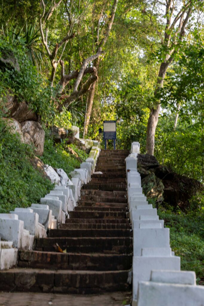 Escadas para o Monte Phou Si