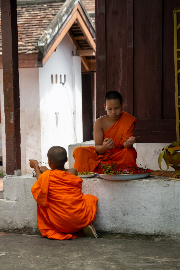 Monges templo em Luang Prabang