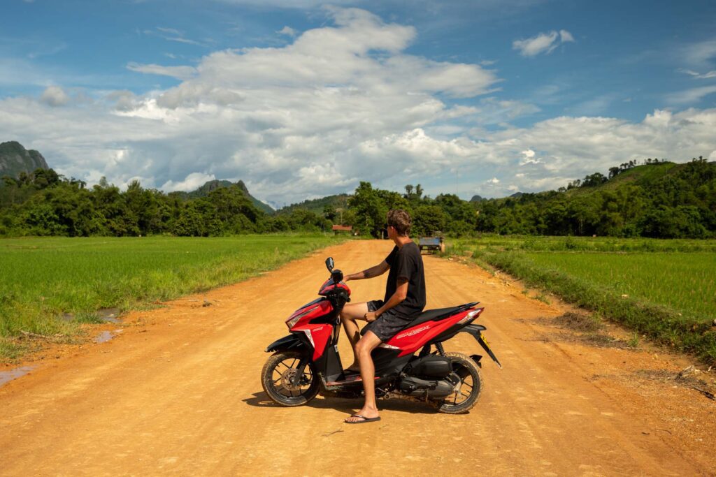 De moto por Vang Vieng no Laos