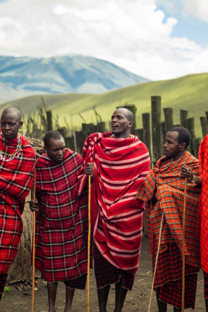 Homens da Tribo Masai vestido de Vermelho