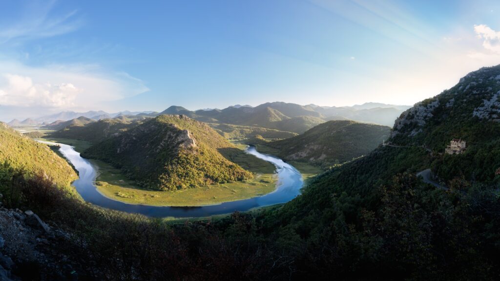 Mirante Pavlova Strana no Lago Skadar em Montenegro
