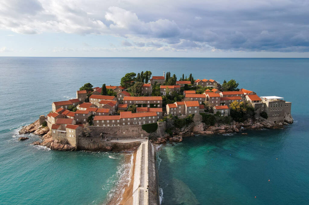 Vista aerea de Sveti Stefan em Montenegro