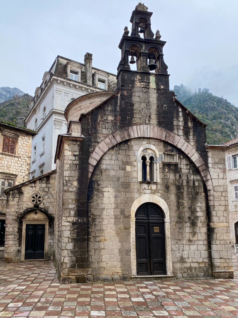 Vista da Igreja Saint Lukasz em Kotor - Montenegro