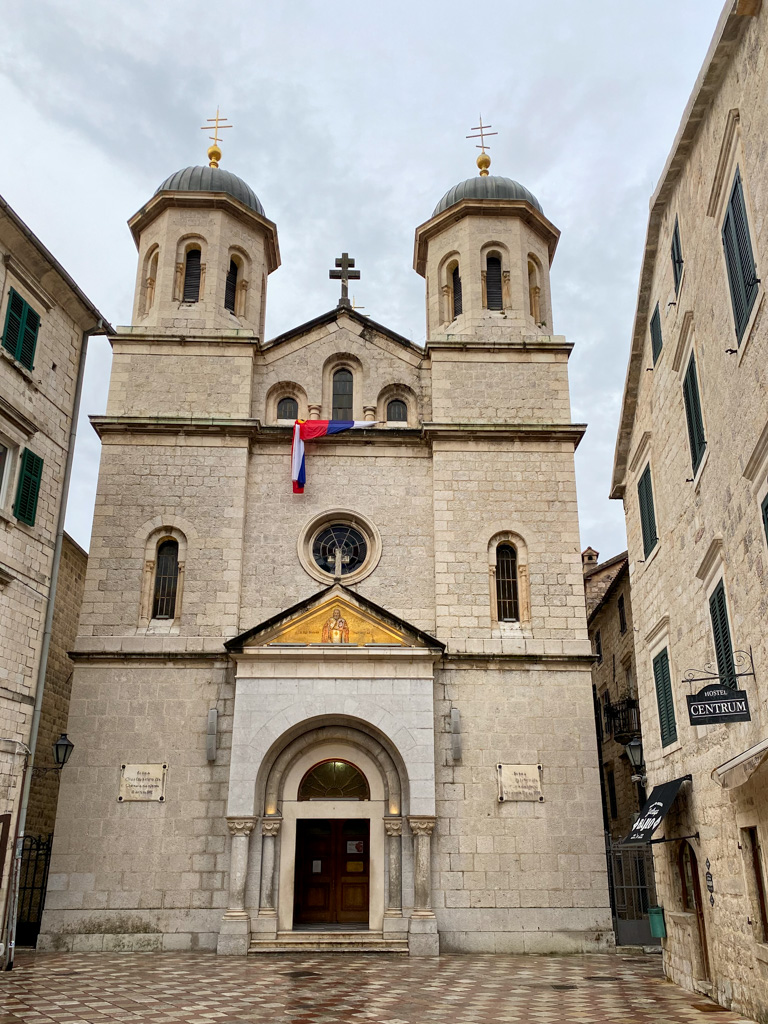 Vista da Igreja Saint Nicholas em Kotor - Montenegro