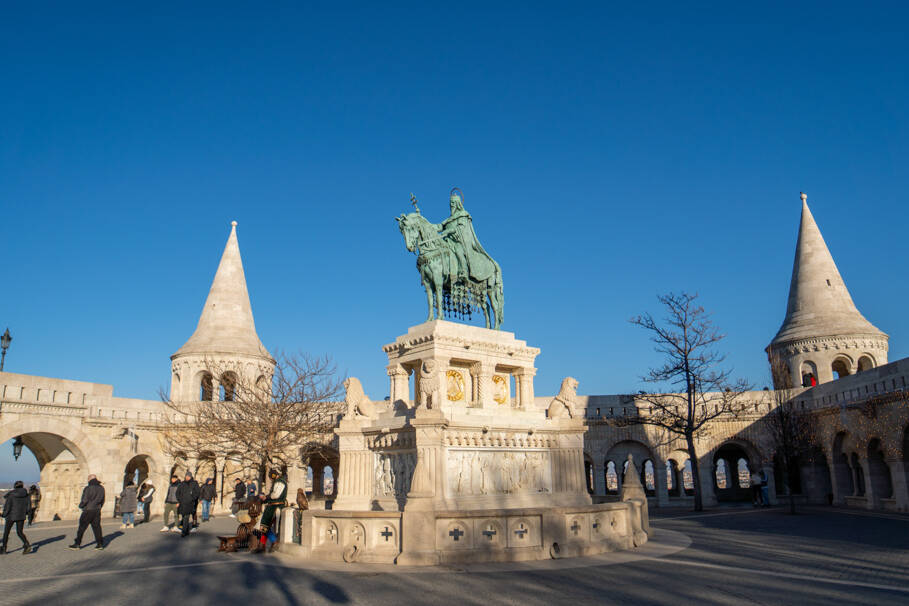 na praça em frente ao Bastião dos Pescadores, você pode ver uma estatua de Santo Estêvão, que foi o primeiro rei da Hungria, governando de 1000 a 1038.