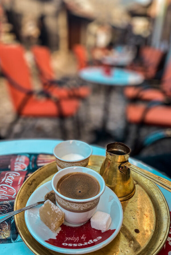 Café Bósnio em um dos cafés da cidade de Mostar