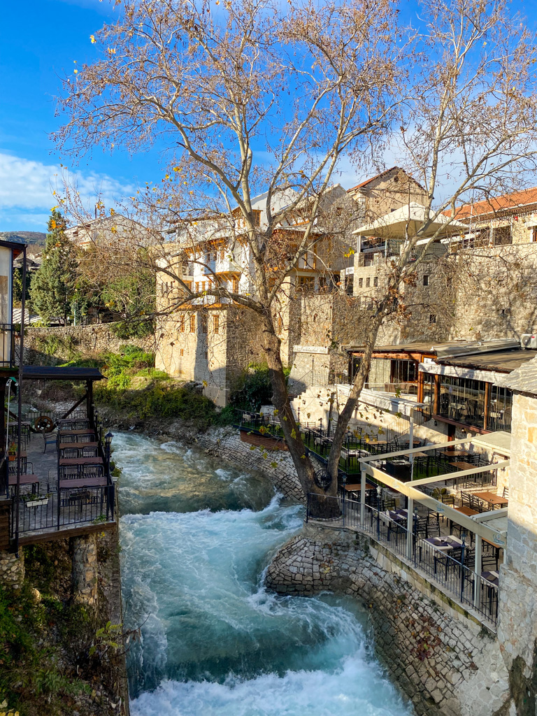 Restaurantes que ficam na beira do rio na cidade velha de Mostar