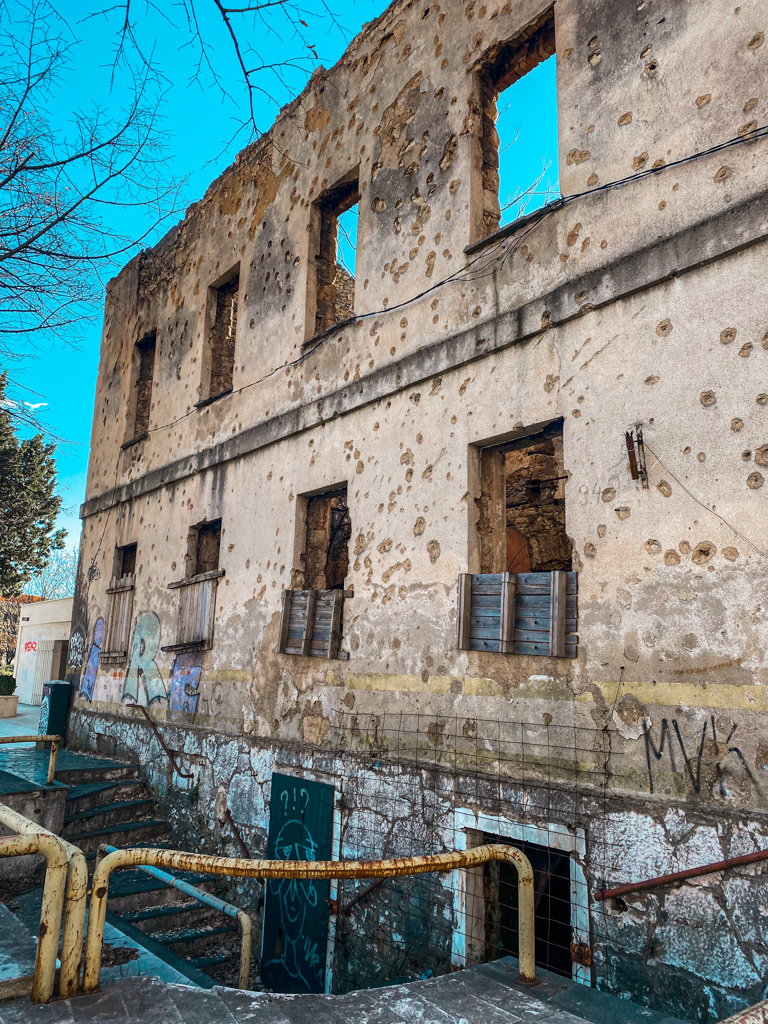 Prédios atingidos pela guerra em Mostar