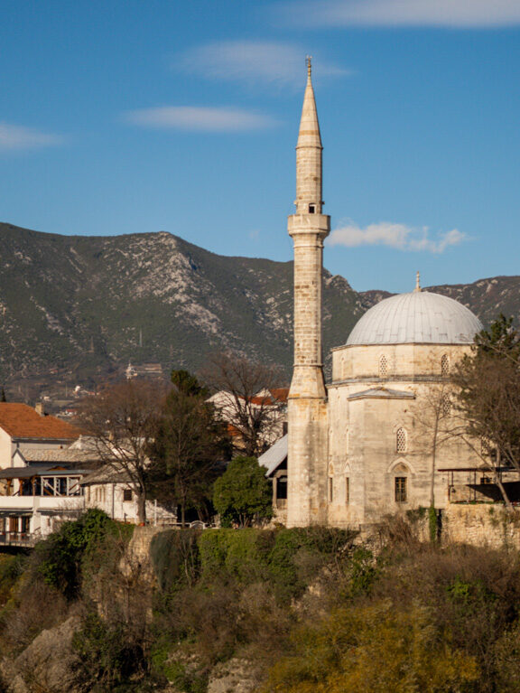 Mesquita Koski Mehmed Pasha, bem no coração de Mostar, pertinho do rio Neretva.