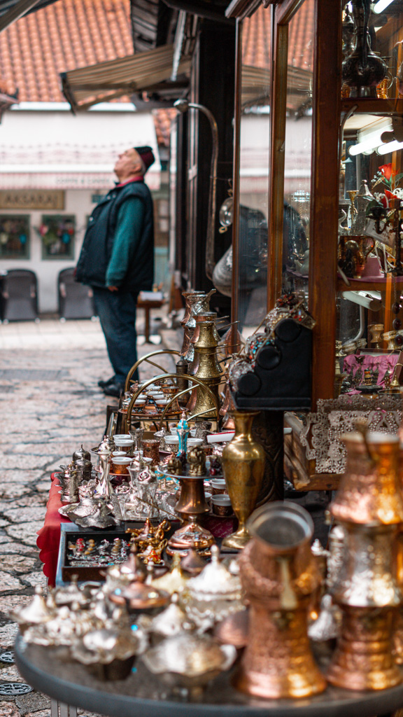 Uma das principais ruas de Sarajevo é a Rua Kazandžiluk, conhecida como a rua dos artesãos de cobre