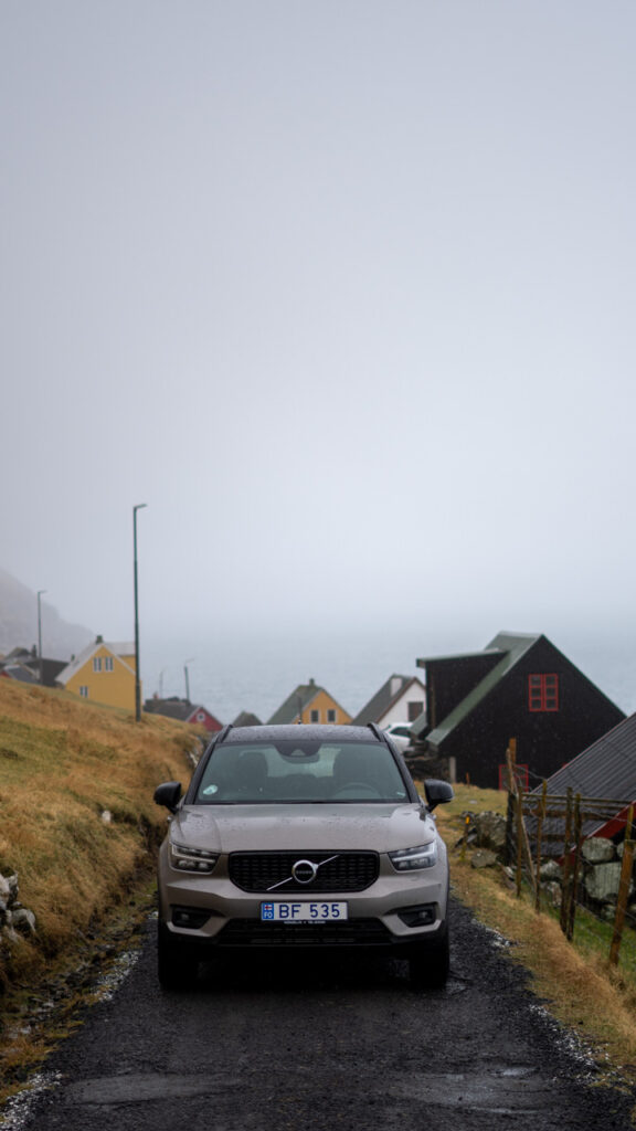 Carro em Skarvanes nas Ilhas Faroe